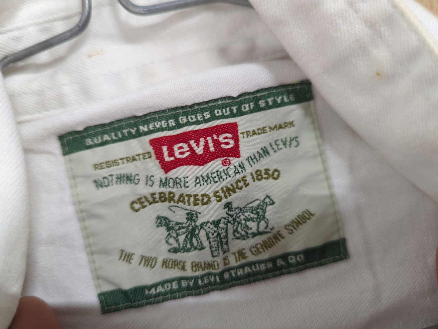 Levi's White Button-Down Shirt - Classic Cotton Casual Wear